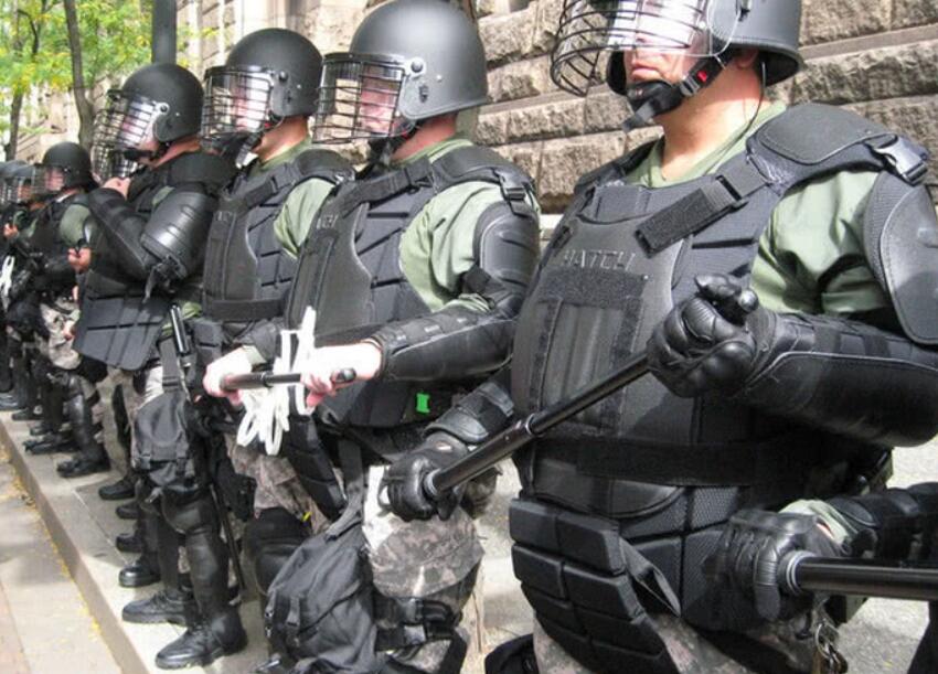 携带警棍的美国警察